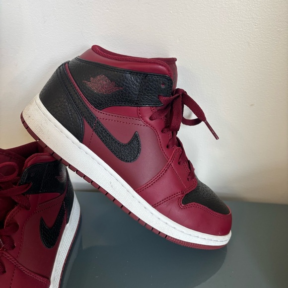 Air Jordan 1 Retro Mid GS 'Team Red Black' 6.5.  Lace up great condition. - Picture 1 of 16
